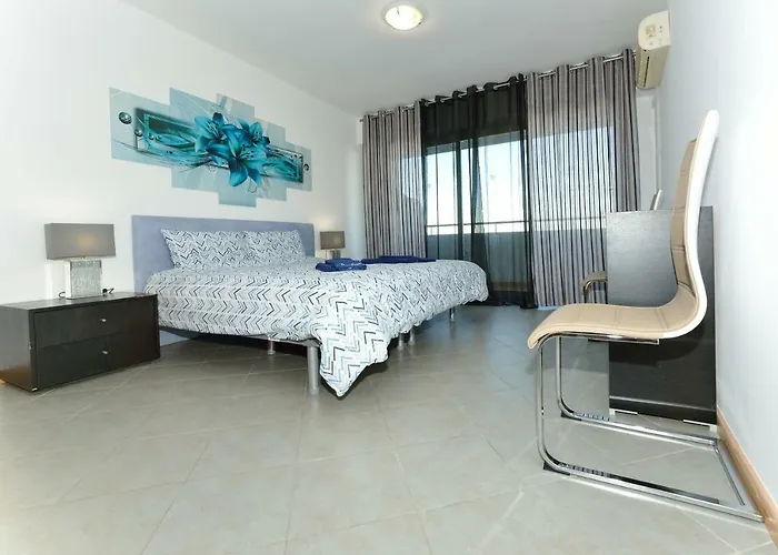 Hotel Beautiful Coral And Ocean Blue In Oceano Atlantico